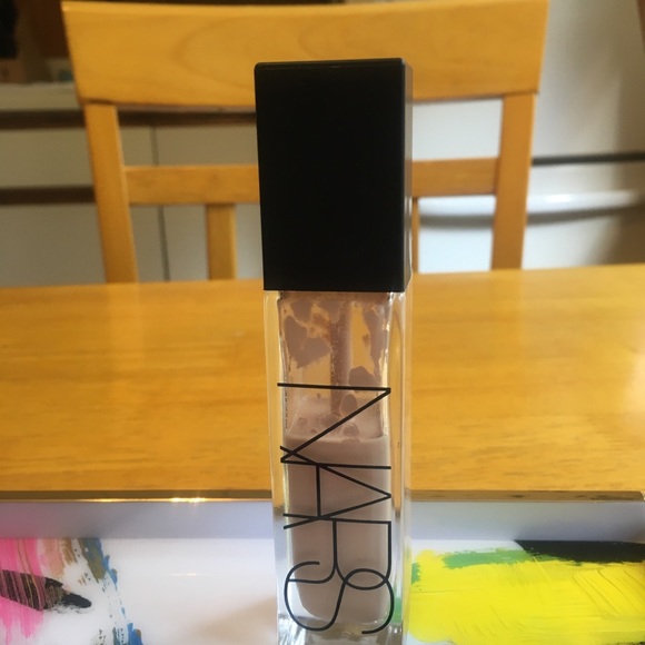 NARS Radiant Longwear Foundation in Mont Blanc - Picture 2 of 3